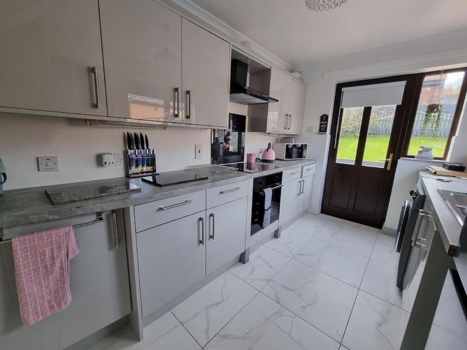 Spacious House City Skyline And Mountain Views Close Too Belfast Centre And Airports Free Parking Екстериор снимка